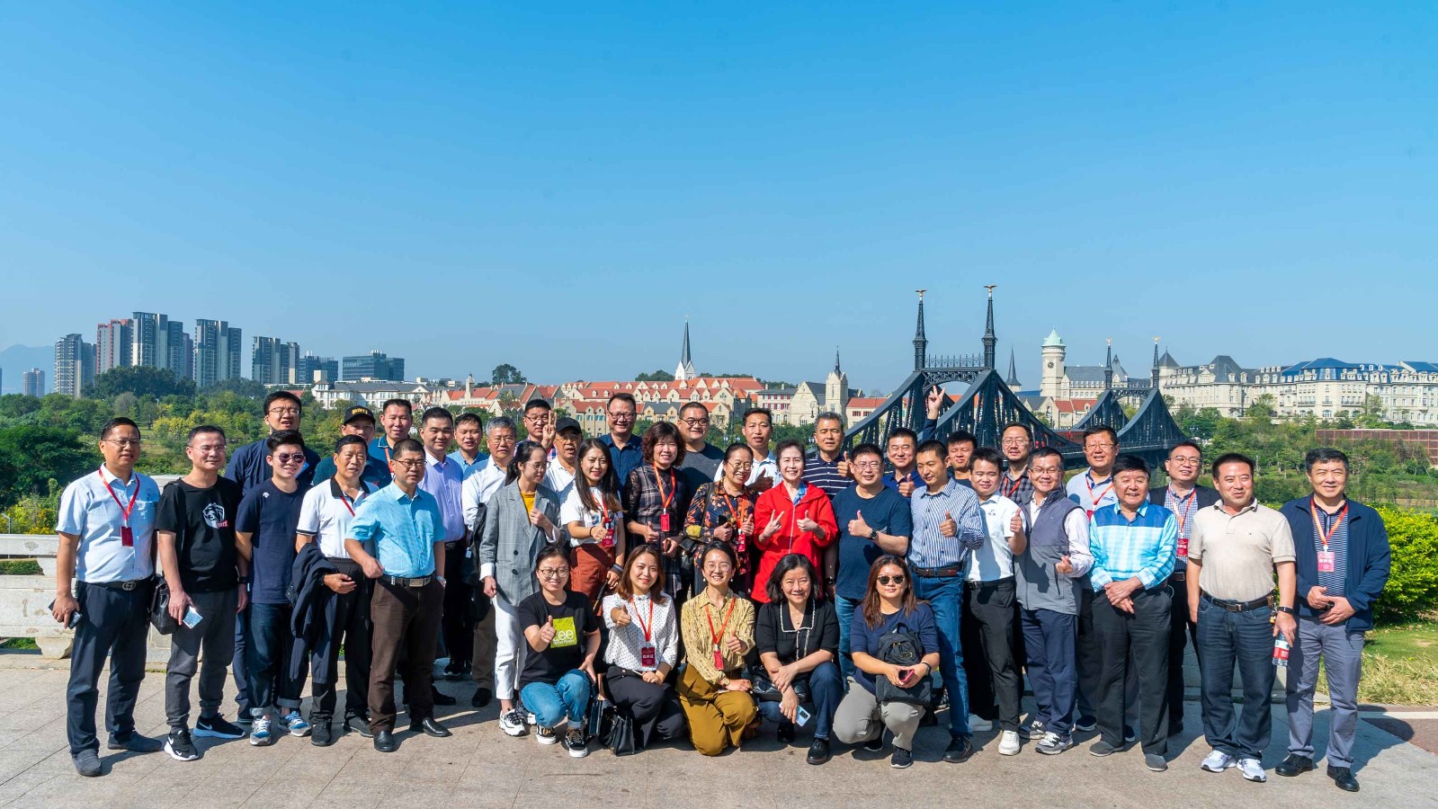 华为欧洲小镇合影 (1).jpg